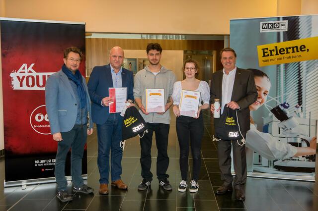 Stellvertretend für die zwölf Lehrlinge nahmen Cemil Aydogan und Sarah Dorn das Stipendium in Empfang. Am Foto mit Intendant Zeno Stanek, AK NÖ-Präsident Markus Wieser und WK NÖ-Präsident Wolfgang Ecker (v.l.). | Foto: Tanja Wagner