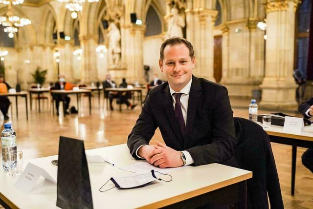 Klemens Resch (FPÖ) fordert, dass der Weiterbau abgebrochen wird. | Foto: FPÖ Döbling