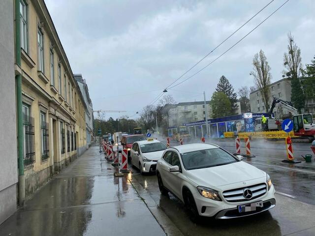 Mittwochvormittag staut es sich auf der Krottenbachstraße. Die FPÖ sieht ein "Verkehrschaos" wegen der Bauarbeiten für den Radweg. | Foto: FPÖ/Resch