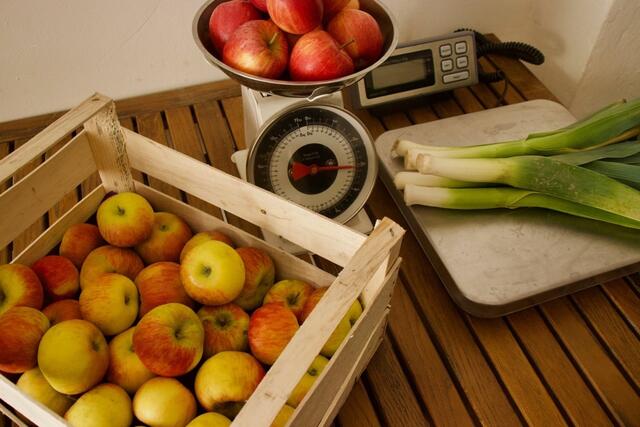 Die Mitglieder der FoodCoop können sich im Lokal jederzeit selbst abwiegen und mitnehmen, was sie brauchen. | Foto: Foodcoop Neubau