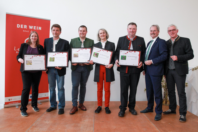 Nina Abrahamczik (links außen), NÖ Landtagspräsident Karl Wilfing und Biosphärenpark-Direktor Andreas Weiß (beide rechts außen) gratulieren den Preisträgern aus dem Raum Baden (v.l.n.r.): Bio-Weingut Frühwirth zum Sieg in der Kategorie Rotwein und zum Top-Weinbaubetrieb, Weingut Alphart am Mühlbach zum Sieg in der Kategorie Süßwein und Weingut Hecher zum Top Weinbaubetrieb. Nicht im Bild: Top-Weinbaubetrieb Weingut Schneider. | Foto: BPWW/F. Spielauer