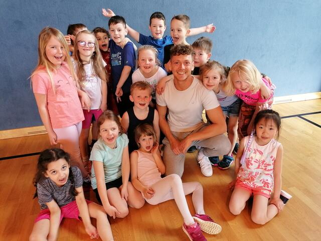 Patrick Kitzler trainierte mit den Kindern der Privaten Volksschule Zwettl Selbstverteidigung. | Foto: PVS Zwettl