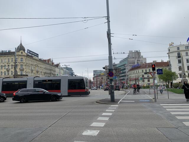 Am Europaplatz müssen Radfahrende mehrere Ampeln überqueren, während es für Autos nur zwei gibt.  | Foto: Bernd Sommer