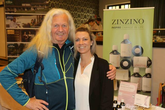 Helmut Tschellnig stieg für eine kleinen Zwischenstopp bei der Gesundheitsmesse von seinem Rad. Hier mit Organisatorin Julia Karner.