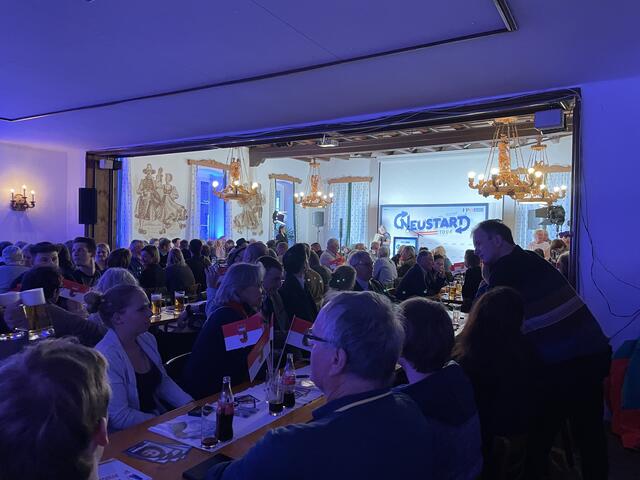Die Politik der FPÖ fand bei jungen und Älteren Menschen, aus allen Schichten, gleichermaßen Anklang. Nur war eines auffällig: alle Anwesenden waren weiß.  | Foto: sm