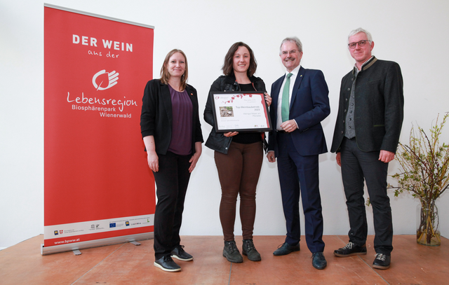 Nina Abrahamczik (links außen), NÖ Landtagspräsident Karl Wilfing und Biosphärenpark-Direktor Andreas Weiß (beide rechts außen) gratulieren der Preisträgerin aus Wien: Weingut Mayer am Pfarrplatz zum Top-Weinbaubetrieb. | Foto: BPWW/F. Spielauer