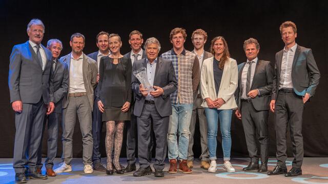 Preisträger Peter Schröcksnadel mit Gratulanten. u.a. die drei Olympiasieger Ernst Vettori, Stephan Eberharter und Benjamin Raich, Katharina Trojan (langjährige Assistentin), Generalsekretär Christian Scherer, Vizepräsident Alfons Schranz, Weltmeister Hannes Reichelt, Herbert Mandl (Sportlicher Leiter Ski Alpin) sowie die WM-Medaillengewinner Raphael Hasser, Dominik Raschner und Ricarda Haaser. | Foto: Knapp