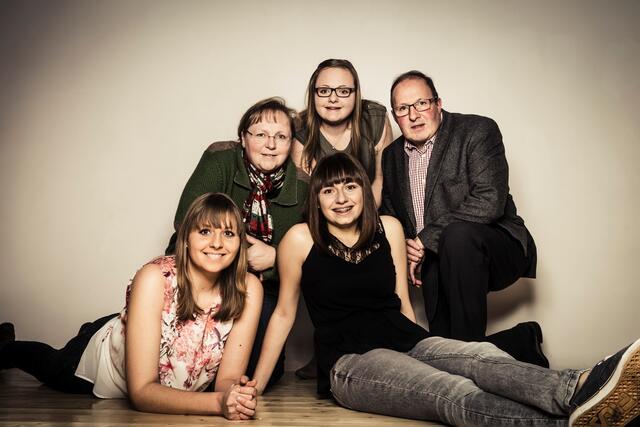 Erika Harrer (hinten links) mit ihrer Familie. | Foto: Biohof Harrer