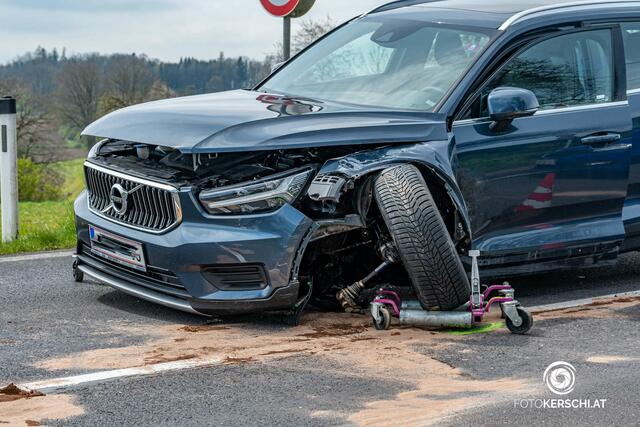 Ein Lkw kollidierte am 20. April 2023 auf der B122 Voralpenstraße mit einem Pkw.  | Foto: TEAM FOTOKERSCHI.AT / RAUSCHER