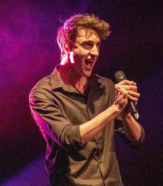 Man verzichtet auf jegliche Angriffe gegen Politik, Gesellschaft, Theaterproduktionen, Sängerkollegen, usw. ... und bedient die Lieder mit Eigenironie. | Foto: Gerhard Maly