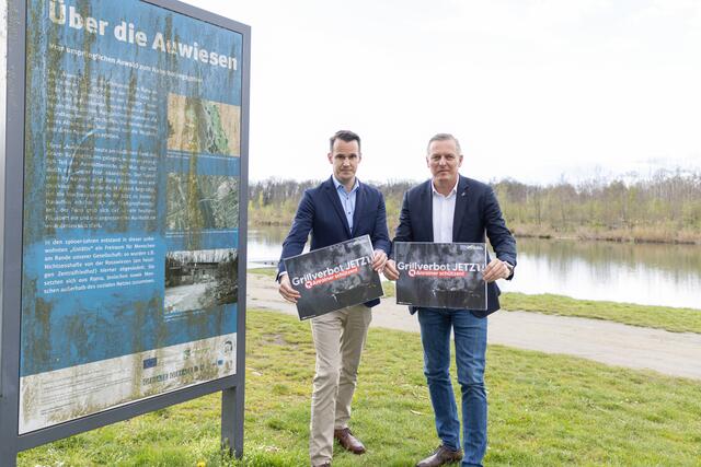 "Grillverbot jetzt", fordern die Freiheitlichen Stefan Hermann und Mario Kunasek für die Auwiesen. | Foto: FPÖ Steiermark/Kopeter