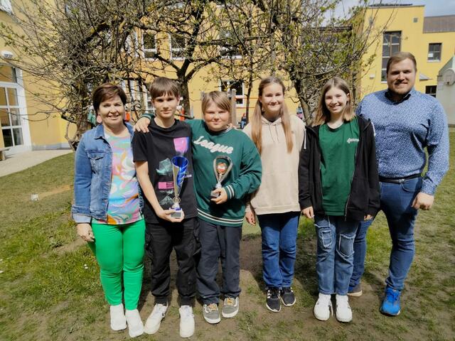 Die Pädagogen Doris Murko und Daniel Obermayr (beide außen) mit ihren erfolgreichen Robotik-Schülern Noah Glieder, Simon Donner, Johanna Moschner und Tanja Reißner. | Foto: privat