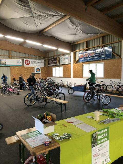 Der Fahrradbasar in Scheibbs musste aufgrund anhaltenden Regens in die Stocksporthalle verlegt werden. | Foto: Joseph Hofmarcher