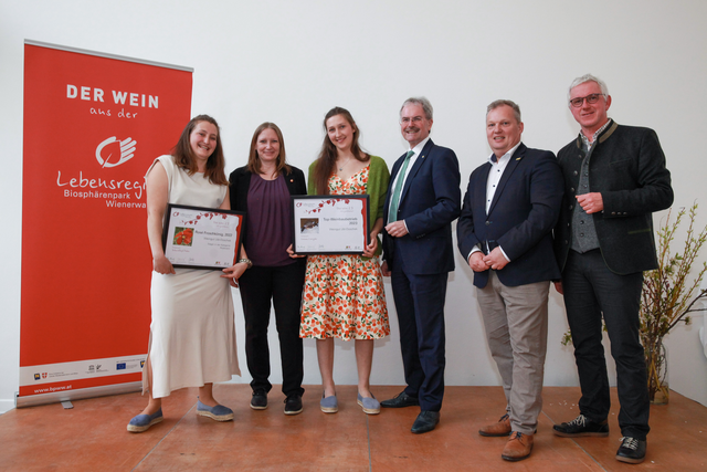 Nina Abrahamczik (2.v.l.), NÖ Landtagspräsident Karl Wilfing, Biosphärenpark-Botschafter und GR aus Klosterneuburg Leopold Spitzbart und Biosphärenpark-Direktor Andreas Weiß (beide rechts außen) gratulieren den Preisträgerinnen aus dem Raum Klosterneuburg, den zwei Winzerinnen vom Weingut Ubl-Doschek (1. und 3.v.l.) zum Sieg in der Kategorie Roséwein und zum Top-Weinbaubetrieb. | Foto: BPWW/F. Spielauer