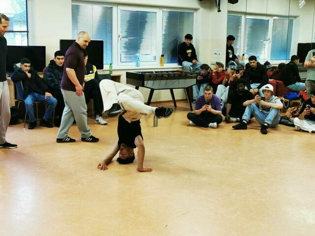 Beim Breakdance-Battle im Jugendzentrum Smile zeigten die Tänzer und Tänzerinnen, was sie draufhaben.  | Foto: JUZ/Poberschnigg