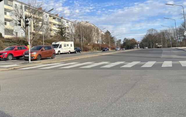 Die breite Einfahrt verführt regelmäßig zum Rasen. Künftig gibt es hier unter anderen mehr Parkplätze, wodurch die Straße schmäler wird. | Foto: Karl Pufler