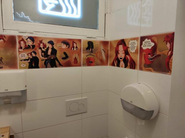Eine weitere Überraschung findet sich auf dem stillen Örtchen: Hier kann man den "Nudelkrieg gegen das Glutamat" verfolgen - auf den Fliesen ist eine entsprechende Bilderstory im Manga-Stil aufgemalt. | Foto: Patricia Kornfeld