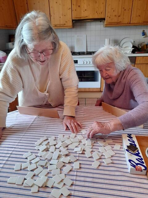 Die wiedergefundenen Freundinnen Martha S. und Rose R. | Foto: Zeitpolster Österreich