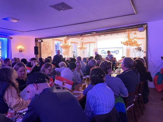 Der Saal war bei der Veranstaltung bis zum letzten Platz gefüllt.  | Foto: sm