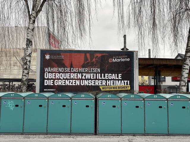 Mit solchen ausländerfeindlichen Wahlplakaten wirbt die FPÖ für die Wahl.  | Foto: sm