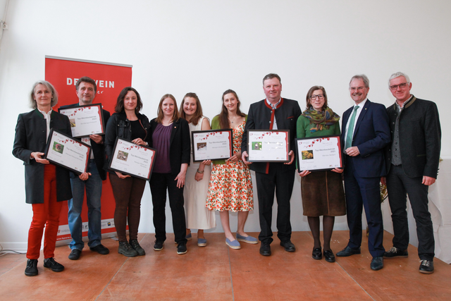 Nina Abrahamczik (4.v.l.), NÖ Landtagspräsident Karl Wilfing und Biosphärenpark-Direktor Andreas Weiß (beide rechts außen) gratulieren den 6 Top-Weinbaubetrieben 2023 (v.l.n.r.): Bio-Weingut Frühwirth, Weingut Mayer am Pfarrplatz, Weingut Ubl-Doschek, Weingut Hecher, Weinbau Barbach und Weingut Schneider (nicht im Bild). | Foto: BPWW/F. Spielauer