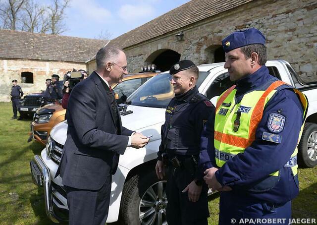 Innenminister Karner mit den österreichische und ungarischen Polizeibeamten. | Foto: APA / Robert Jaeger