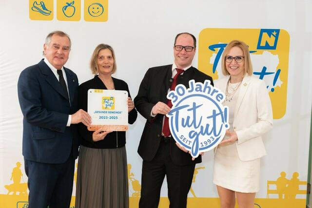 LAbg. Franz Dinhobl, Carmen Trautendorfer (Sprecherin Gesundes Petronell-Carnuntum und Teilnehmerin der Verleihung) Bürgermeister Martin Almstädter, „Tut gut!“ Geschäftsführerin Alexandra Pernsteiner-Kappl | Foto: MS-Fototeam | Martin Mathes
