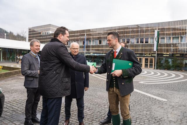 Der Direktor der Brucker Forstschule Wolfgang Hintsteinger begrüßte im Beisein von Bauernbundpräsident Franz Titschenbacher und Landesrat Johann Seitinger Bundesminister Norbert Totschnig. | Foto: Ekatarina Paller