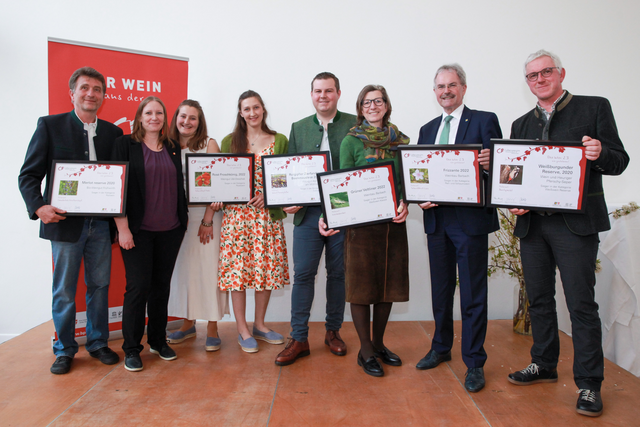 Nina Abrahamczik (2.v.l.), NÖ Landtagspräsident Karl Wilfing und Biosphärenpark-Direktor Andreas Weiß (beide rechts außen) gratulieren den Kategoriesiegern 2023 (v.l.n.r.): Bio-Weingut Frühwirth, Weingut Ubl-Doschek, Weingut Alphart am Mühlbach, Weinbau Barbach und Wein und Heuriger Pferschy-Seper (nicht im Bild). | Foto: BPWW/S. Spielauer