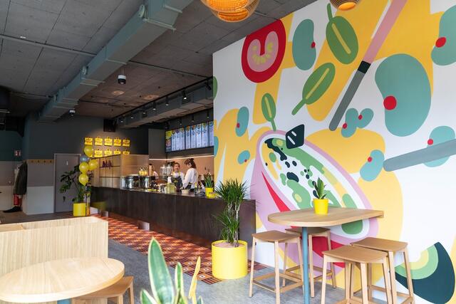 In Zusammenarbeit mit dem Künstlerkollektiv "Design 2893" wurde eine 30 Quadratmeter große Wand künstlerisch gestaltet | Foto: Fat Monk - Deli Bowls