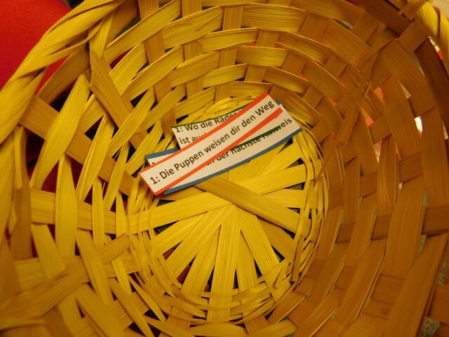 Rund 25 Mädchen und Buben durchforsteten jeden Winkel des Geschäfts, um die versteckten Hinweise zu finden. Konnten alle Rätsel gelöst werden, wurden Geschenksackerl mit Plüschhasen, Malutensilien und Co. verteilt. | Foto: Patricia Kornfeld