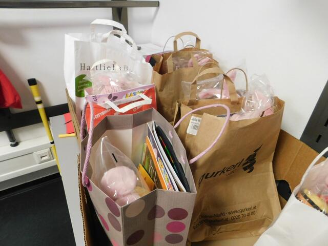 Die Geschenkesackerl stehen parat. | Foto: Patricia Kornfeld