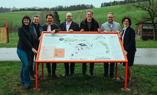 Von links: Birgit Stockinger (Genussland OÖ), Johannes Liebl (Bio Austria OÖ), Andreas Winkelhofer (OÖ Tourismus), Josef Naderer (Bürgermeister Tragwein), Norbert Eder (Pankrazhofer), Friedrich Robeischl (Leader Region Mühlviertler Kernland), Eva Eder (Pankrazhofer). | Foto: Pia Paulinec