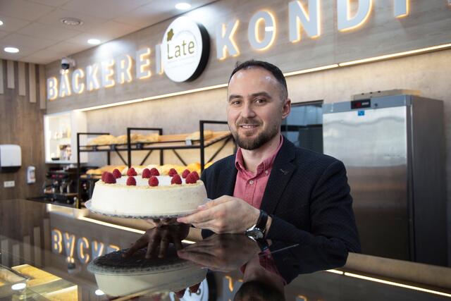 Eigentümer Bashkim Hyseni mit einer Himbeertorte | Foto: Michael Ellenbogen