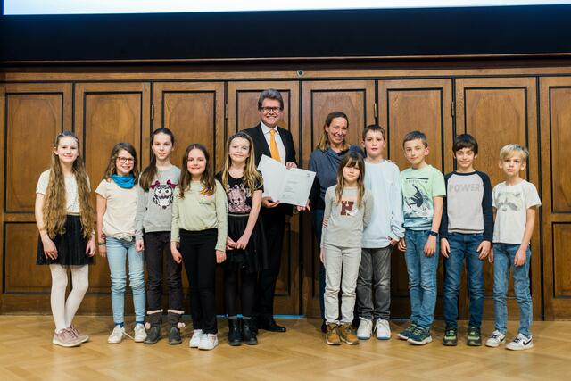 Große Ehre für die Volksschule Asperner Heldenplatz. | Foto: BKA/Christopher Dunker