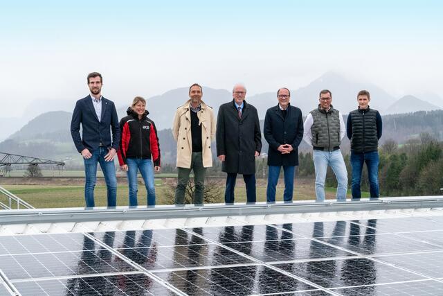 Daniel Nairz und Silvia Potzmann (IKB Sonnenstrom), Markus Rohrmoser (kaufmänn. Leitung Bodner), IKB-Vorstandsvorsitzender Helmuth Müller, Thomas Bodner (geschäftsführender Gesellschafter Bodner), Christian Kirchner (Geschäftsbereichleitung Bodner) und Thomas Fiechtl (Projektleitung Bodner). | Foto: IKB/ Pircher