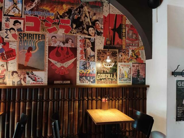 Dieses Zimmer ist japanischen Schauspielern der 80er-Jahre gewidmet und mit zahlreichen Filmplakaten geschmückt. | Foto: Patricia Kornfeld