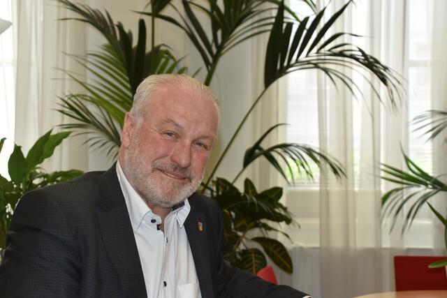 In der Filmteichstraße wurden schon mehrere Änderungen durchgeführt, um die Raser einzubremsen, so Bezirksvize Gerhard Blöschl. | Foto: Karl Pufler