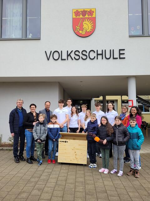 v.l.n.r. BAV-Geschäftsstellenleiter Karl-Heinz Zeitlinger, BAV-Vorsitzende Manuela Gschwandtner, Bgm. Peter Harringer, HTL Schüler:innen der Junior Company "Kombox", VS Regau Direktorin Andrea Etzer, Pädagogin Sonja Laska, Volksschüler:innen mit Schmatzi, dem Kompostwurm. | Foto: BAV Vöcklabruck 