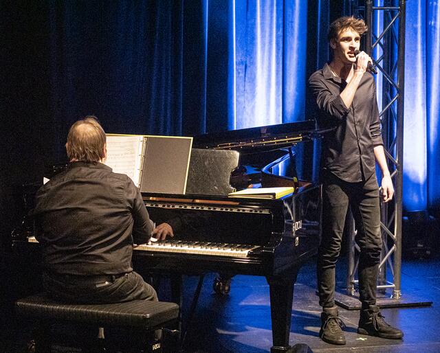 Walter Lochmann – ein Genie – nahm bereits zum wiederholten Mal an einem besonderen Konzertflügel – einem FAZIOLI aus dem Klavierhaus Stingl – Platz, um das 7- köpfige Ensemble zu begleiten. | Foto: Gerhard Maly