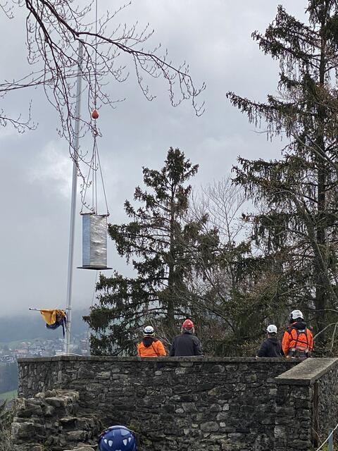 Andrea Maria Bauer (43) überwachte höchstpersönlich den Heli-Transport ihrer Skulptur „Flüchtig“. | Foto: Dieter Heidegger