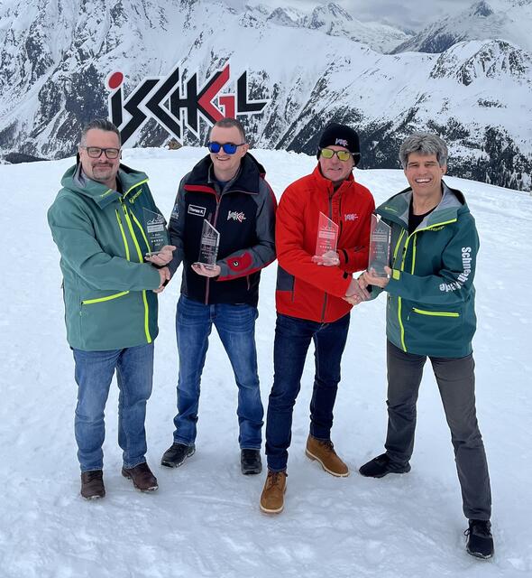 Christopher Lahm-Wolter und Ralf Töpling von Schneehoehen.de überreichen die vier Siegestrophäen an Thomas Kleinheinz (Marketing und Angebotsentwicklung/Silvrettaseilbahn AG) und Alexander von der Thannen (Obmann TVB Paznaun-Ischgl). | Foto: Silvrettaseilbahn AG