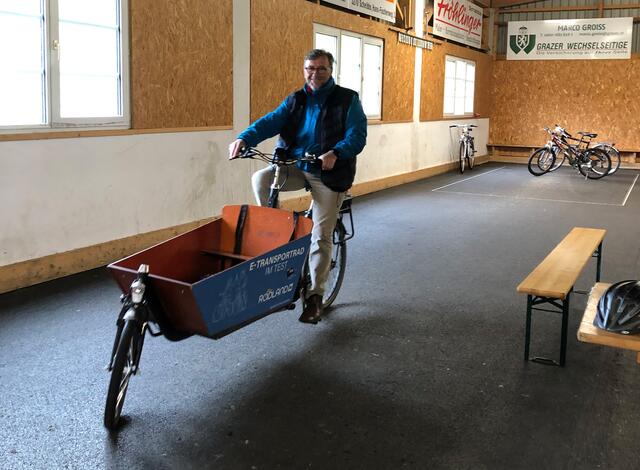 Stadtrat Johann Huber testet das Lastenrad von Radland NÖ. | Foto: Joseph Hofmarcher