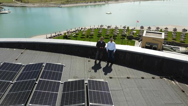 Geschäftsführer Klaus Hofmann und Technischer Leiter Dominik Stadler begutachten die neue Photovoltaik-Anlage am Dach der St. Martins Therme &amp; Lodge. | Foto: St. Martins Therme &amp; Lodge