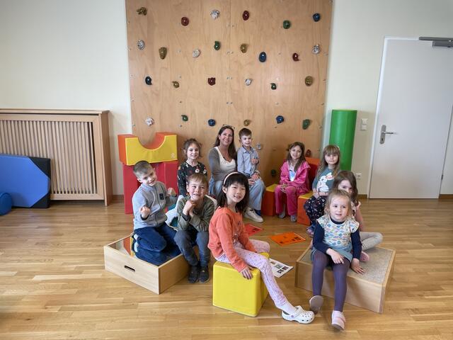 Astrid Perjul mit ihren Schützlingen. Die Hauptintention der Pädagogin ist es, den Lebensweg der Kinder ein Stück weit zu begleiten.
 | Foto: David Hofer