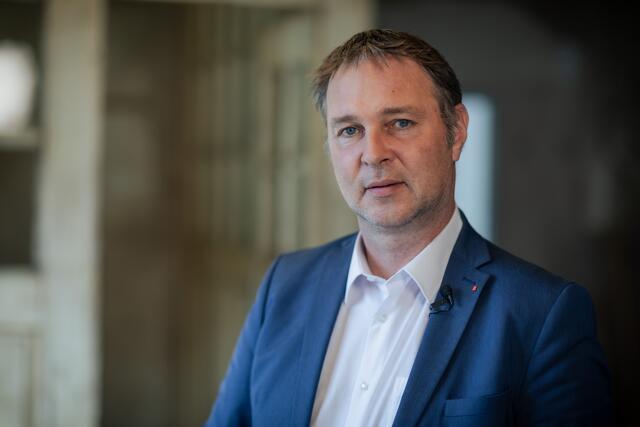 Traiskirchens Bürgermeister Andreas Babler freut sich über den Überschuss. | Foto: Michael Mazohl