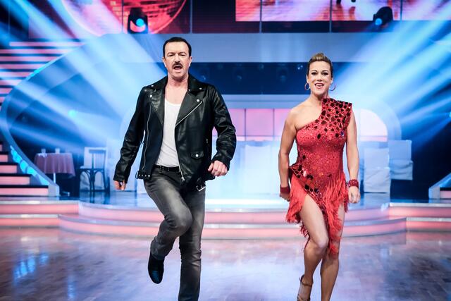 Alexander Pointner und Manuela Stöckl brachten Queen aufs Parkett: Als Freddie-Mercury-Double ertanzte der Ex-Skisprungtrainer 17 Punkte. | Foto: ORF/ Hans Leitner