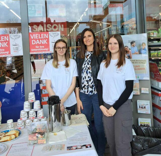 BORG-Althofen Religionslehrerin Nicole Pammer besuchte die Schülerinnen Helena Besold und Lisa Berghuber beim Spar in Althofen. | Foto: privat
