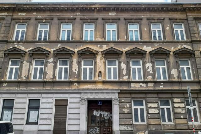 Die Fassade des Altbaus zeugt vom jahrelangen Verfall. "Wirtschafltiche Abrissreife" lautet nun das Argument – das wäre allerdings zu verhindern gewesen.  | Foto: Georg Scherer / wienschauen.at