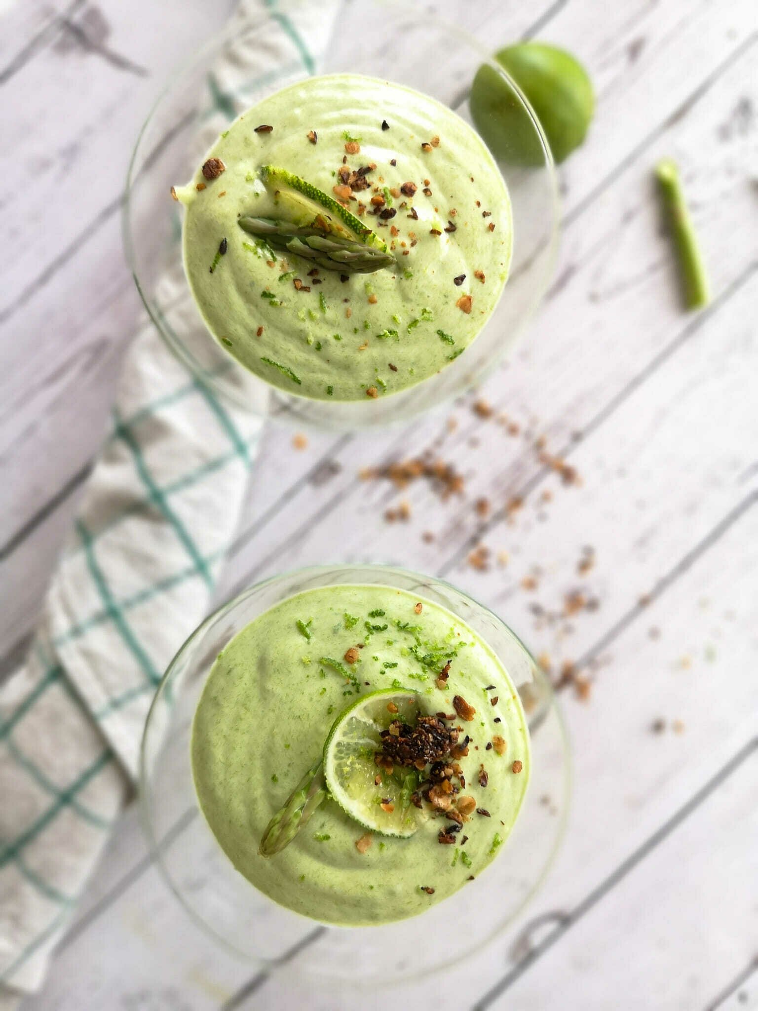 Spargel Limetten Creme: Süße Spargel-Creme auf warmen Granola Crunch - Ried